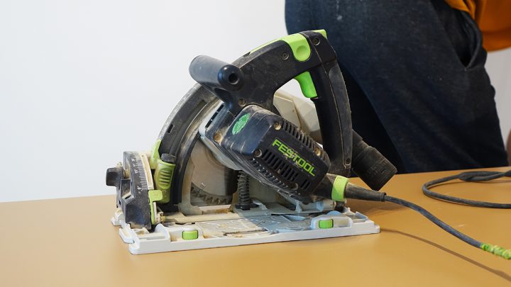 Czy warto samemu montować szafki wiszące?